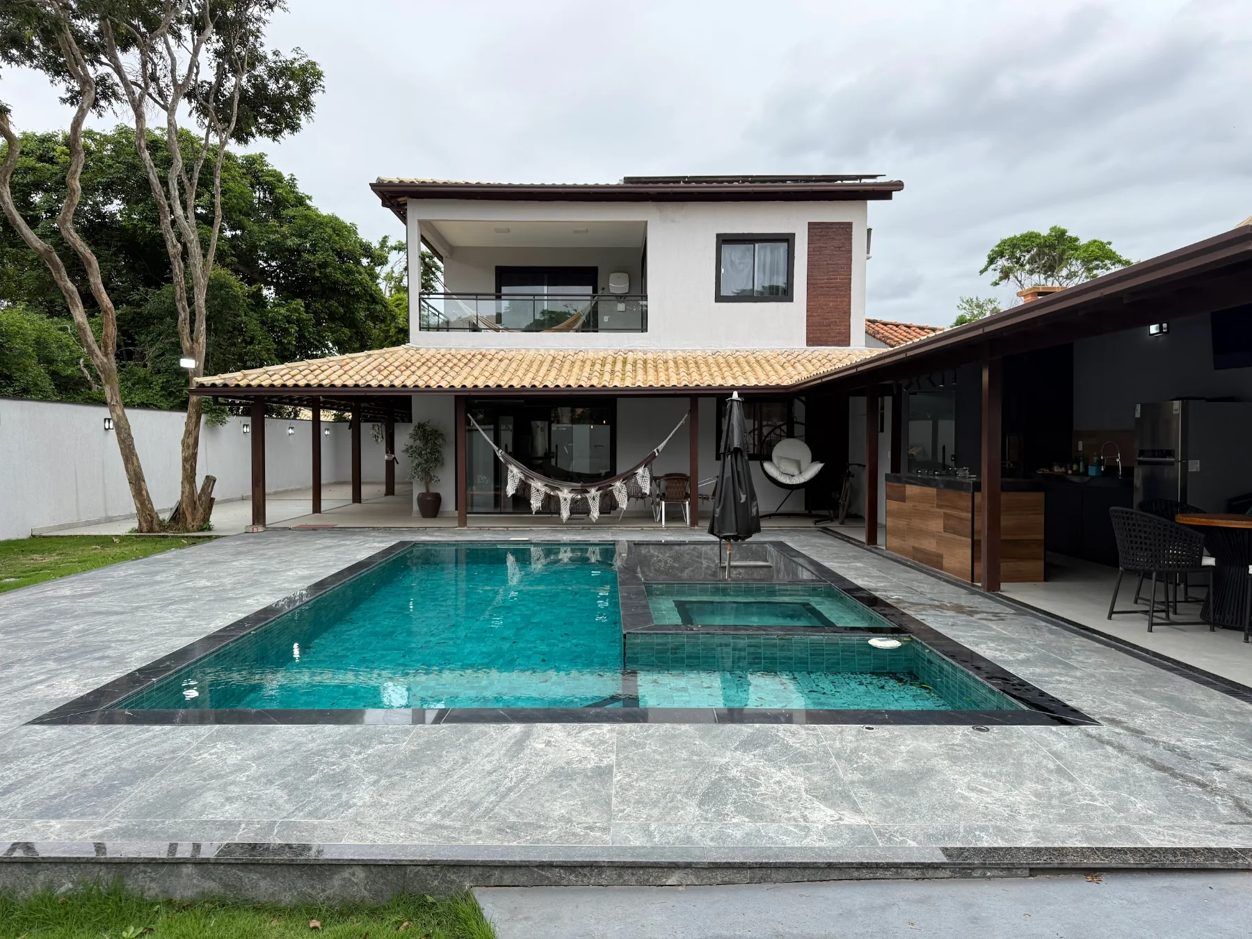 Casa com cinco quartos no Condomínio Caravela Pinta — foto 1